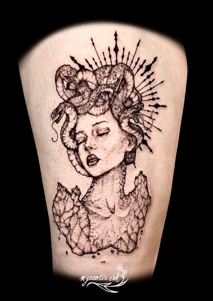 Tattoo von Luca: Frau mit Schlangenhaar und Strahlenkranz