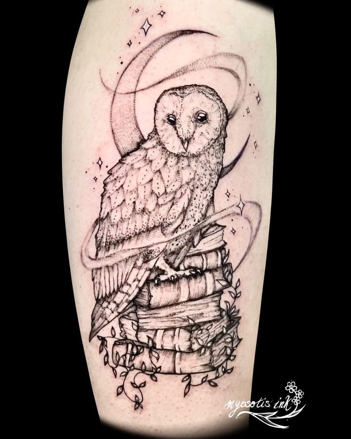 Tattoo von Luca: Eule auf Bücherstapel mit Mondsichel