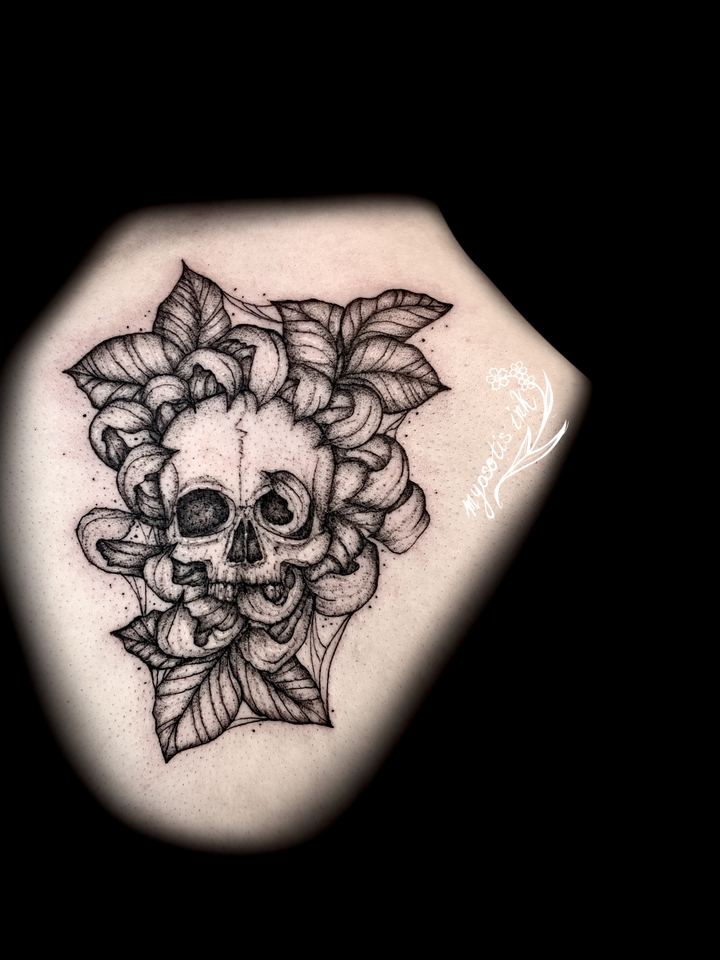 Tattoo von Luca: Totenkopf mit Blüten