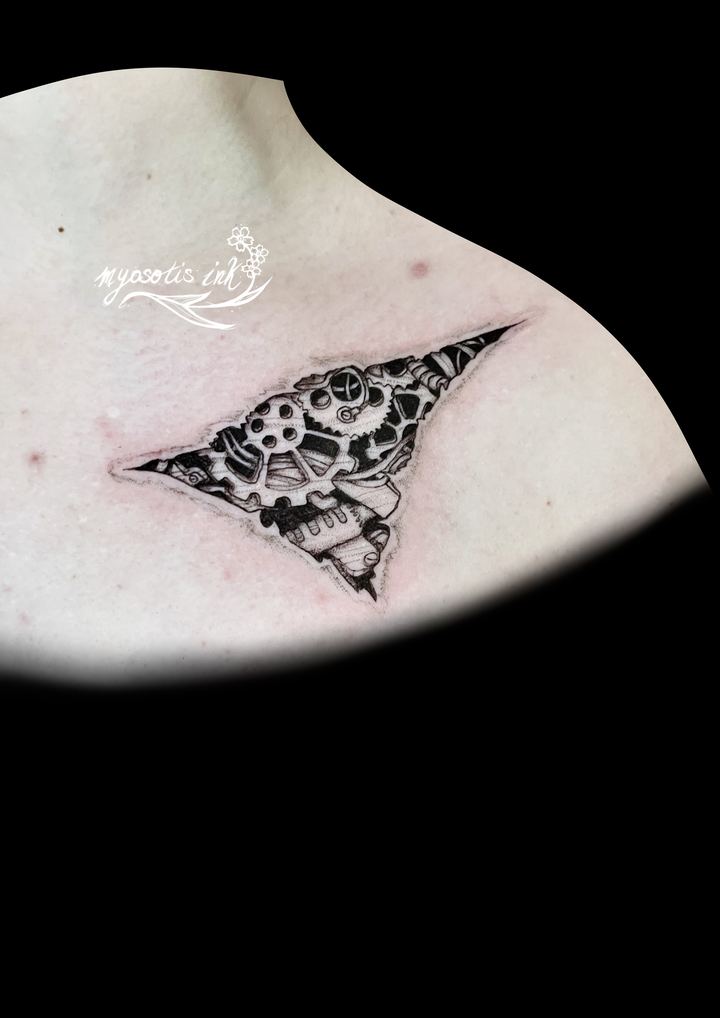 Tattoo von Luca: Ornament auf dem Brustbein