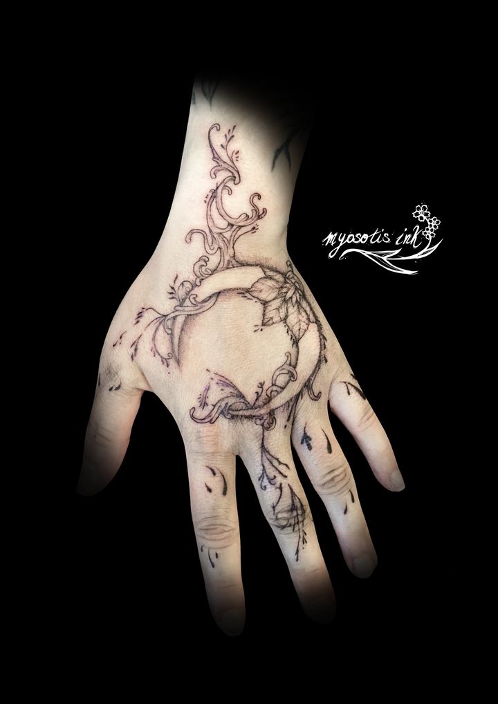 Tattoo von Luca: Ornament auf dem Handrücken