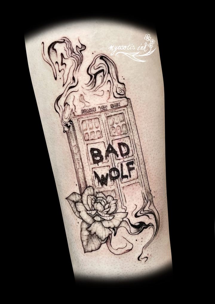 Tattoo von Luca: Telefonzelle mit Schriftzug „Bad Wolf"
