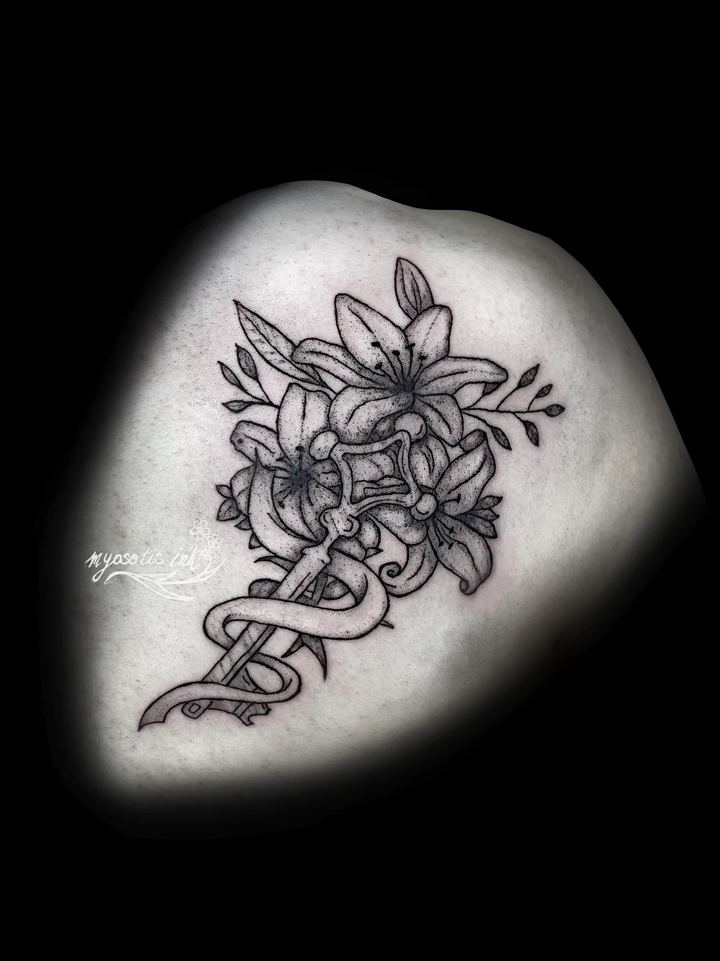 Tattoo von Luca: Lilien mit Schlangenstab