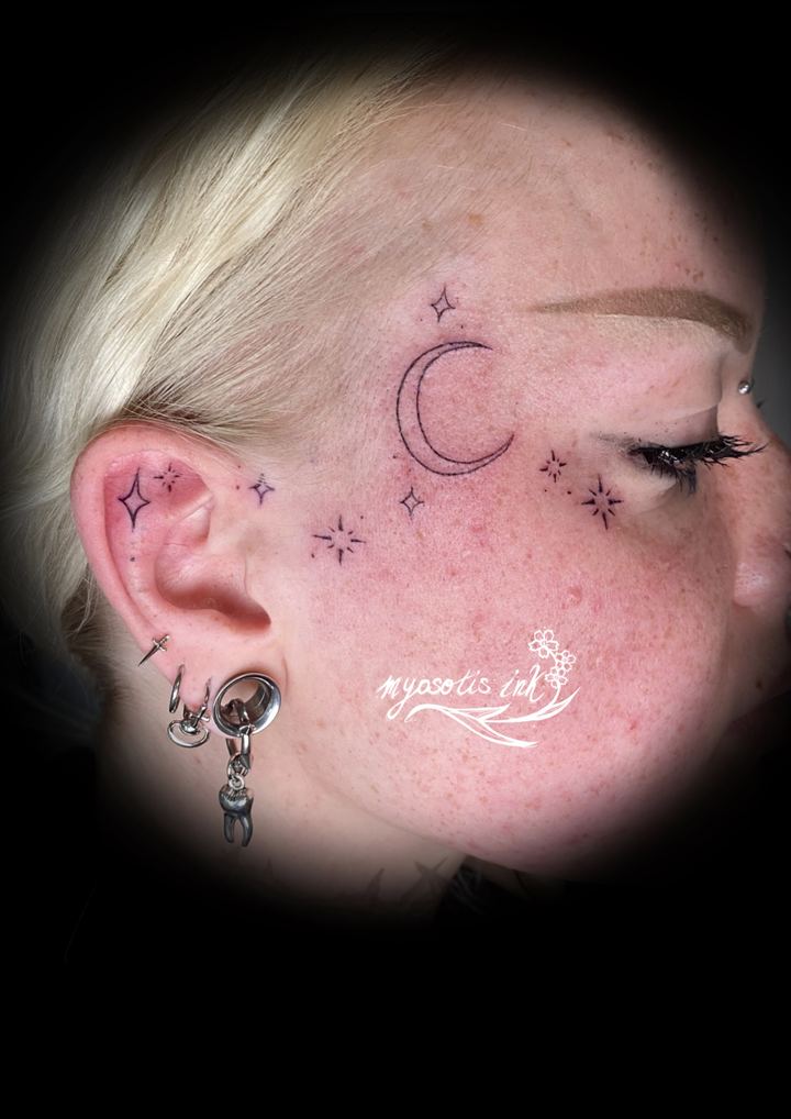 Tattoo von Luca: Mondsichel und Sterne im Gesicht